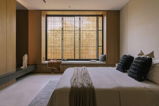Split Mass Residence / K-Thengono Design Studio Split Mass Residence / K-Thengono Design Studio - Interior Photography, Bedroom, Wood, Lighting, Bed