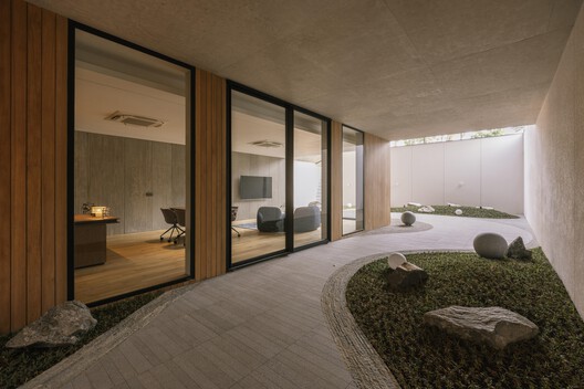 Split Mass Residence / K-Thengono Design Studio Split Mass Residence / K-Thengono Design Studio - Image 22 of 32