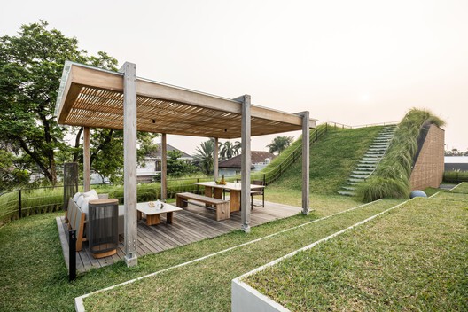 Split Mass Residence / K-Thengono Design Studio Split Mass Residence / K-Thengono Design Studio - Exterior Photography, Garden