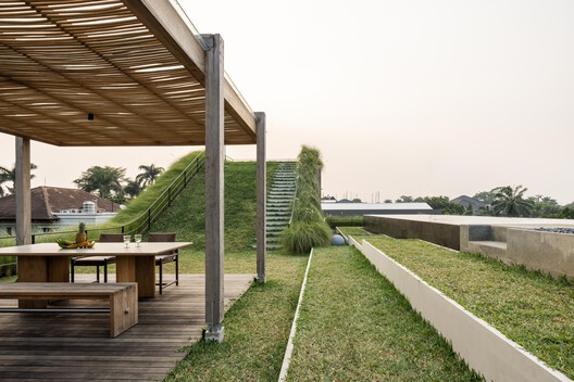 Split Mass Residence / K-Thengono Design Studio Split Mass Residence / K-Thengono Design Studio - Exterior Photography, Garden