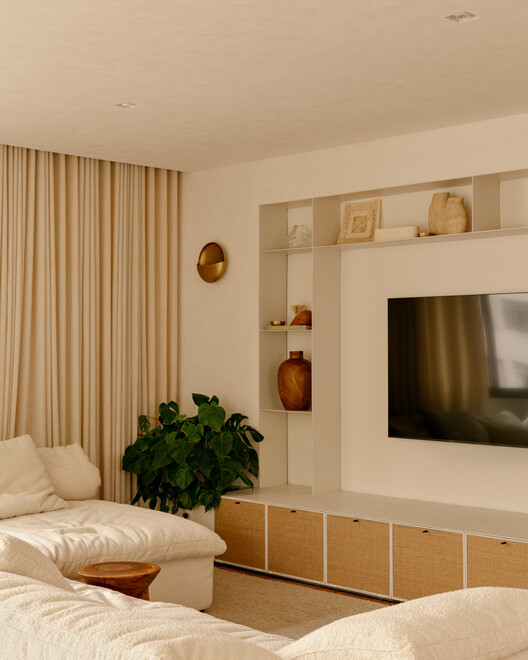 Sergipe Apartment / Terra Arquitetura Sergipe Apartment / Terra Arquitetura - Interior Photography, Bedroom, Wood, Lighting, Shelving