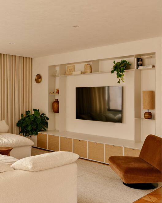 Sergipe Apartment / Terra Arquitetura Sergipe Apartment / Terra Arquitetura - Interior Photography, Living Room, Wood, Shelving, Lighting