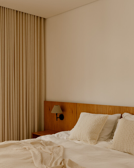 Sergipe Apartment / Terra Arquitetura Sergipe Apartment / Terra Arquitetura - Interior Photography, Bedroom, Wood, Bed