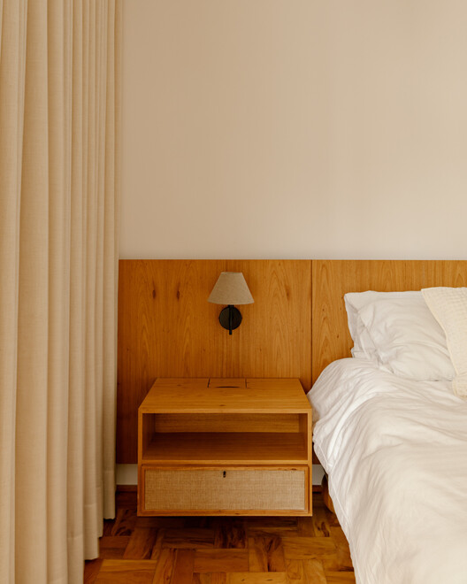 Sergipe Apartment / Terra Arquitetura Sergipe Apartment / Terra Arquitetura - Interior Photography, Bedroom, Wood, Bed