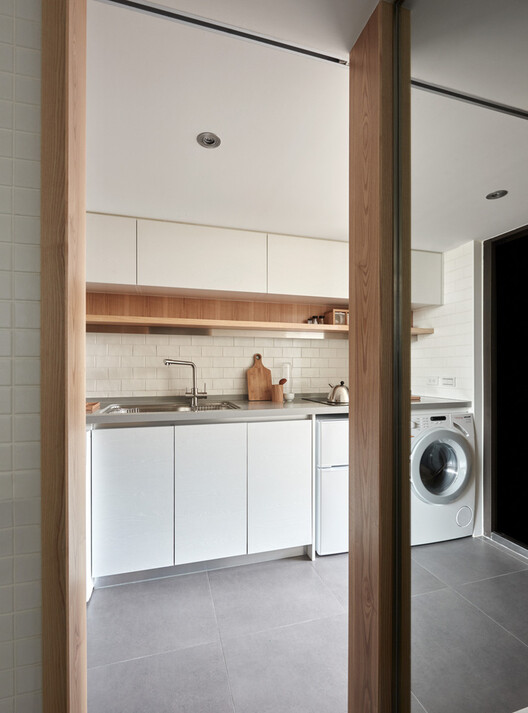 The Kitchen Edge: Service, Storage, and Domestic Boundaries in Compact Interiors The Kitchen Edge: Service, Storage, and Domestic Boundaries in Compact Interiors - Image 4 of 20