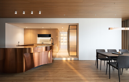 The Kitchen Edge: Service, Storage, and Domestic Boundaries in Compact Interiors The Kitchen Edge: Service, Storage, and Domestic Boundaries in Compact Interiors - Image 15 of 20