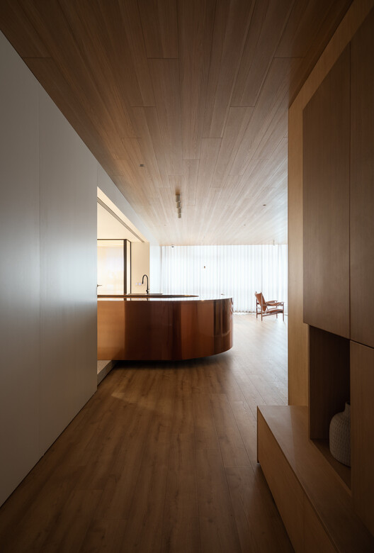 The Kitchen Edge: Service, Storage, and Domestic Boundaries in Compact Interiors The Kitchen Edge: Service, Storage, and Domestic Boundaries in Compact Interiors - Image 3 of 20