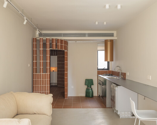 The Kitchen Edge: Service, Storage, and Domestic Boundaries in Compact Interiors The Kitchen Edge: Service, Storage, and Domestic Boundaries in Compact Interiors - Image 14 of 20