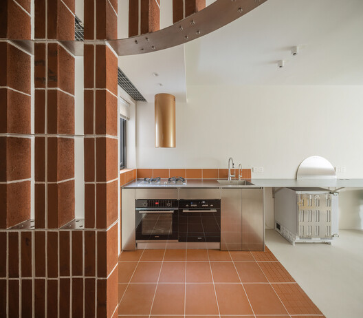 The Kitchen Edge: Service, Storage, and Domestic Boundaries in Compact Interiors The Kitchen Edge: Service, Storage, and Domestic Boundaries in Compact Interiors - Image 5 of 20