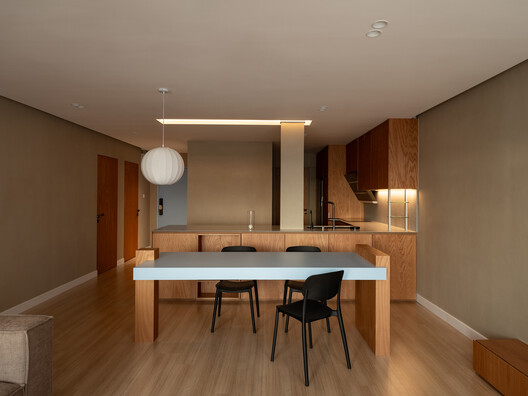The Kitchen Edge: Service, Storage, and Domestic Boundaries in Compact Interiors The Kitchen Edge: Service, Storage, and Domestic Boundaries in Compact Interiors - Image 17 of 20