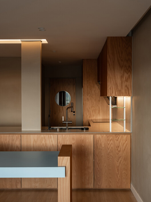 The Kitchen Edge: Service, Storage, and Domestic Boundaries in Compact Interiors The Kitchen Edge: Service, Storage, and Domestic Boundaries in Compact Interiors - Image 12 of 20