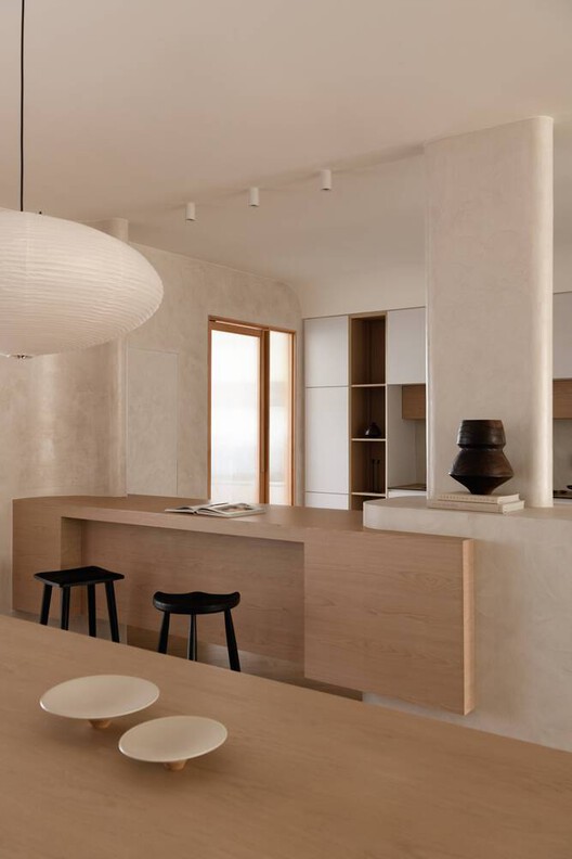 The Kitchen Edge: Service, Storage, and Domestic Boundaries in Compact Interiors The Kitchen Edge: Service, Storage, and Domestic Boundaries in Compact Interiors - Image 8 of 20