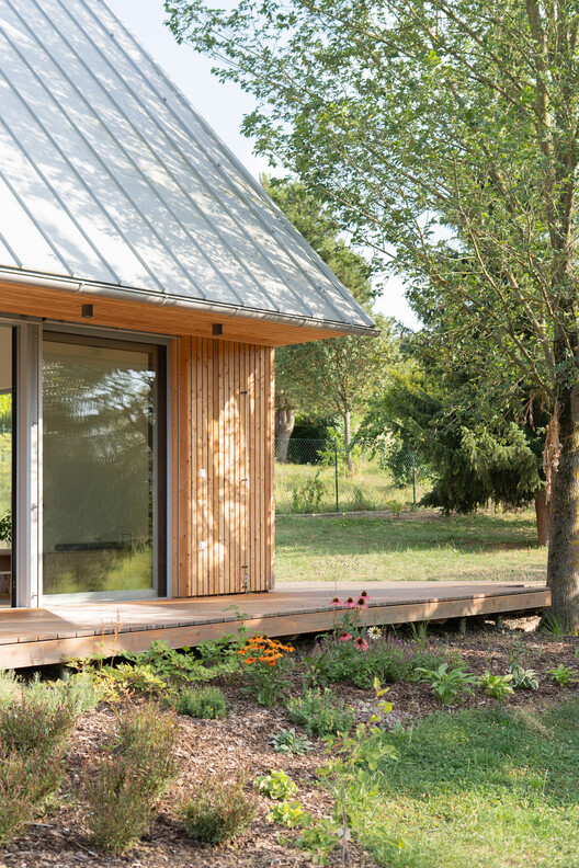 House among the trees / Studio COSMO House among the trees / Studio COSMO - Exterior Photography, Wood
