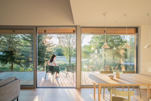 House among the trees / Studio COSMO House among the trees / Studio COSMO - Interior Photography, Dining room, Wood, Glass, Chair