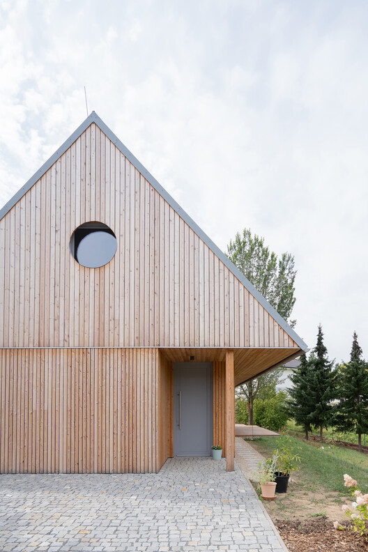 House among the trees / Studio COSMO House among the trees / Studio COSMO - Exterior Photography, Wood