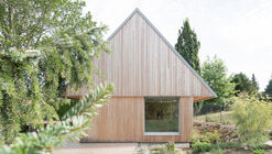 House among the trees / Studio COSMO
