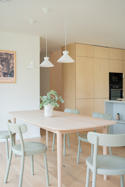 House among the trees / Studio COSMO House among the trees / Studio COSMO - Interior Photography, Wood, Chair