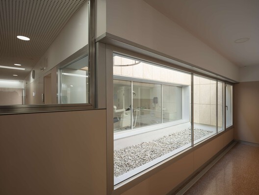"Camposoto" Health Center / Estudio Suárez Corchete "Camposoto" Health Center / Estudio Suárez Corchete - Interior Photography, Lighting, Glass