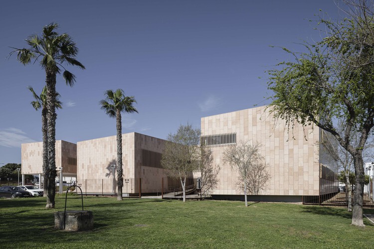 "Camposoto" Health Center / Estudio Suárez Corchete