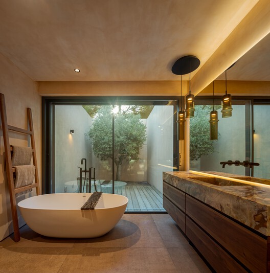 Casa Muda L13 / Pereira Miguel Arquitectos Casa Muda L13 / Pereira Miguel Arquitectos - Interior Photography, Bathroom, Wood, Lighting, Bathtub, Sink