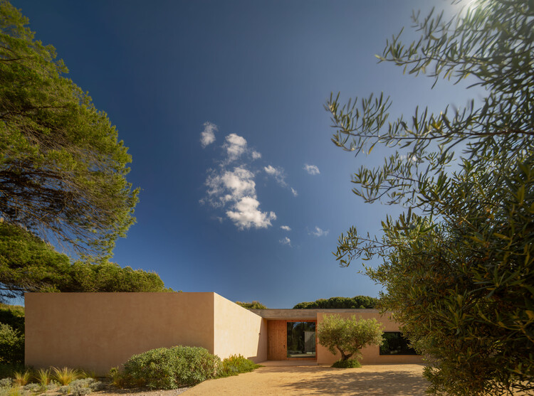 Casa Muda L13 / Pereira Miguel Arquitectos