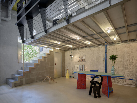Semi-construction Site Office / ARCHWASTE Semi-construction Site Office / ARCHWASTE - Interior Photography, Stairs, Handrail