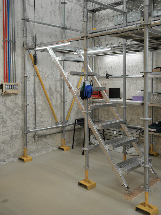 Semi-construction Site Office / ARCHWASTE Semi-construction Site Office / ARCHWASTE - Interior Photography, Stairs, Steel, Beam