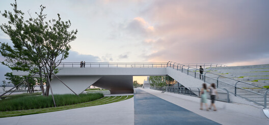Ripples Becoming Everyday Ground / TJAD Original Design Studio Ripples Becoming Everyday Ground / TJAD Original Design Studio - Exterior Photography