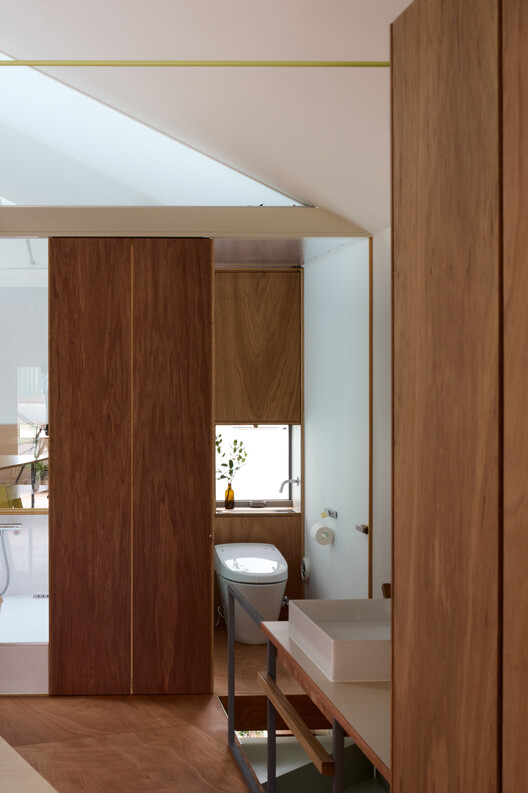 Casa en Shichiku Casa en Shichiku - Fotografía interior, Baño, Madera, Puerta, Iluminación, Encimera