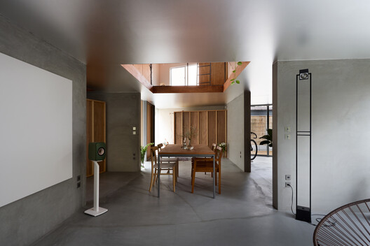 Casa en Shichiku Casa en Shichiku - Fotografía interior, Comedor, Madera, Iluminación, Sillas, Fijación Vigas
