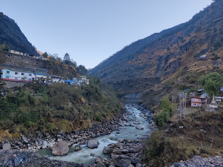 Colapso de un glaciar en el Himalaya provoca inundaciones repentinas y destrucción de infraestructura en Nepal - Imagen 3 de 7