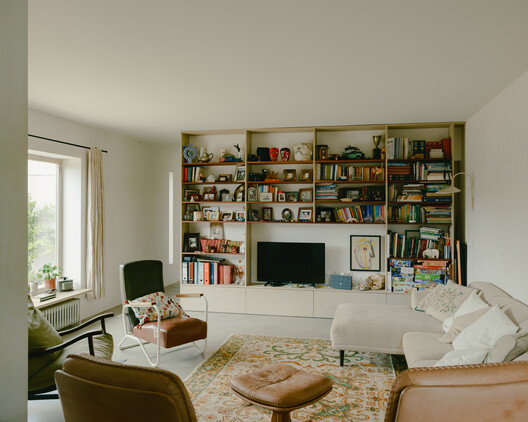 Souvinha House / Parto - Interior Photography, Living Room, Shelving, Wood, Sofa, Lighting, Chair