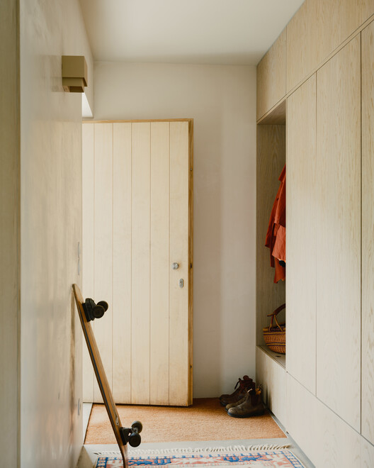 Souvinha House / Parto - Interior Photography, Closet, Wood, Door