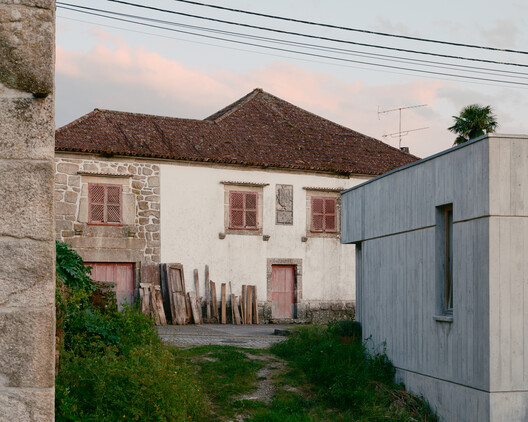 Souvinha House / Parto - Exterior Photography, Door, Concrete