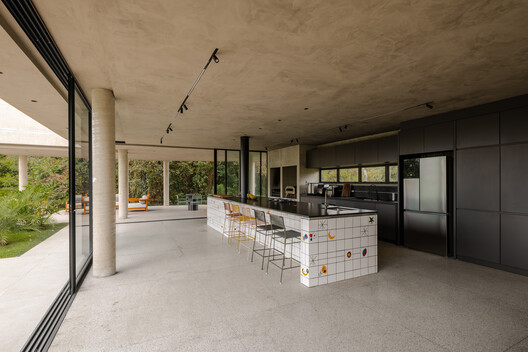 Eco House / Mateus Castilho Arquitetura Eco House / Mateus Castilho Arquitetura - Interior Photography, Kitchen, Chair