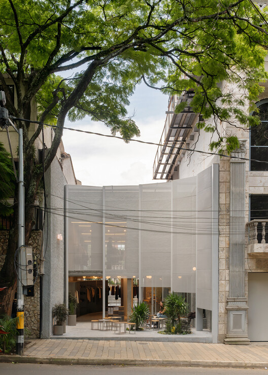 Store With A Gap / Studio Cadena - Image 2 of 26