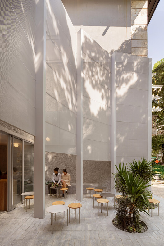 Store With A Gap / Studio Cadena Store With A Gap / Studio Cadena - Interior Photography