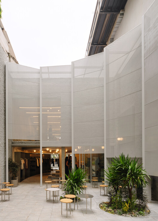 Store With A Gap / Studio Cadena Store With A Gap / Studio Cadena - Interior Photography