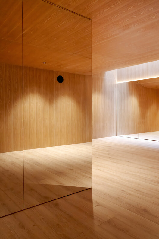 Store With A Gap / Studio Cadena Store With A Gap / Studio Cadena - Image 17 of 26
