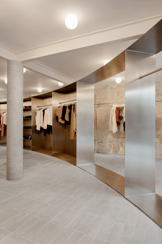 Store With A Gap / Studio Cadena Store With A Gap / Studio Cadena - Image 12 of 26