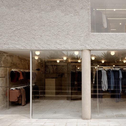 Store With A Gap / Studio Cadena Store With A Gap / Studio Cadena - Image 10 of 26
