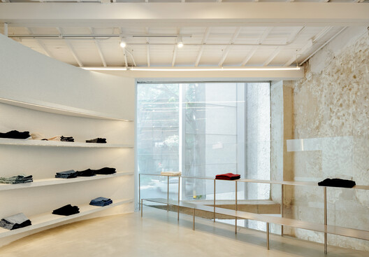 Store With A Gap / Studio Cadena Store With A Gap / Studio Cadena - Interior Photography