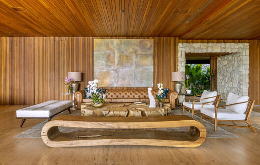 Vista House / Studio Gontijo Arquitetura Vista House / Studio Gontijo Arquitetura - Interior Photography, Living Room, Wood, Table, Chair
