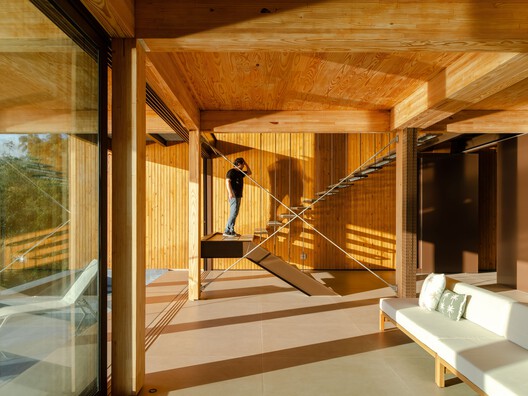 Rouxinol House / Sergio Sampaio Archi + Tectônica Rouxinol House / Sergio Sampaio Archi + Tectônica - Interior Photography, Stairs, Wood, Beam, Deck