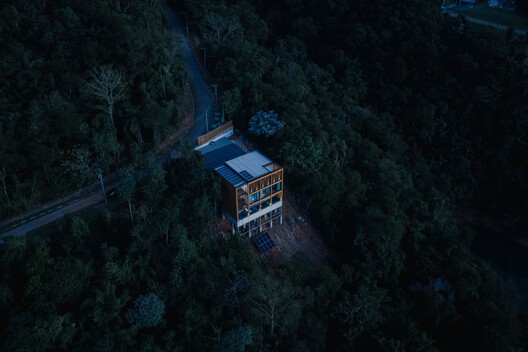 Rouxinol House / Sergio Sampaio Archi + Tectônica Rouxinol House / Sergio Sampaio Archi + Tectônica - Exterior Photography, Forest