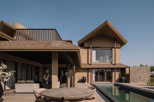 Weekend Villa / R+R Architects Weekend Villa / R+R Architects - Exterior Photography, Concrete, Courtyard