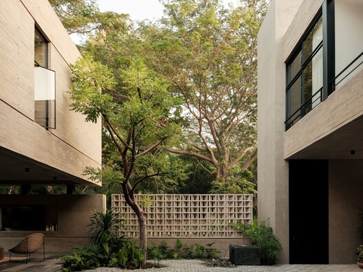 Akina House / Di Frenna Arquitectos Akina House / Di Frenna Arquitectos - Exterior Photography, Concrete, Courtyard