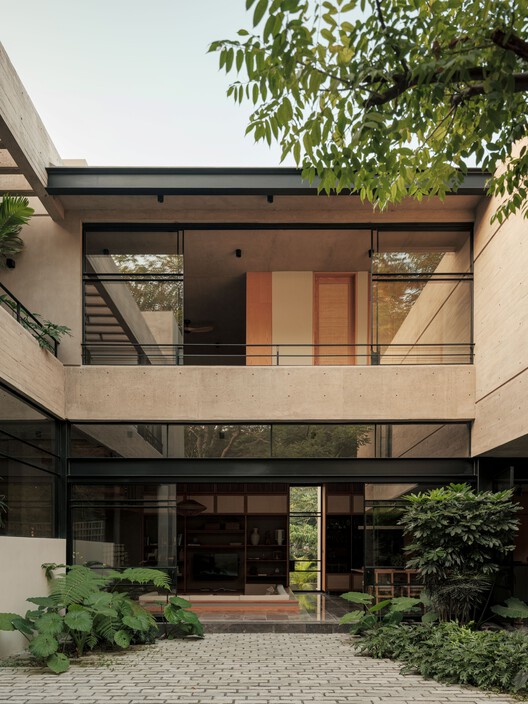 Akina House / Di Frenna Arquitectos Akina House / Di Frenna Arquitectos - Exterior Photography, Courtyard