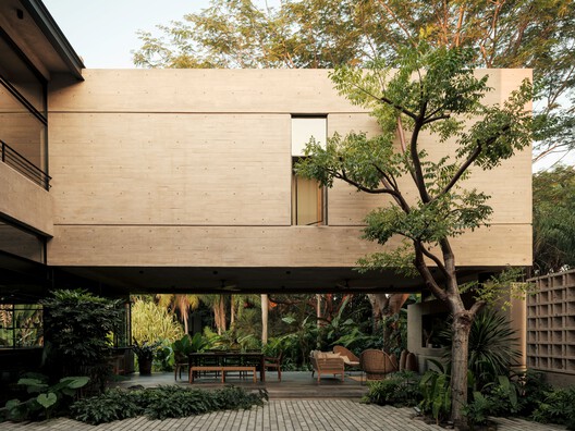 Akina House / Di Frenna Arquitectos Akina House / Di Frenna Arquitectos - Exterior Photography, Courtyard