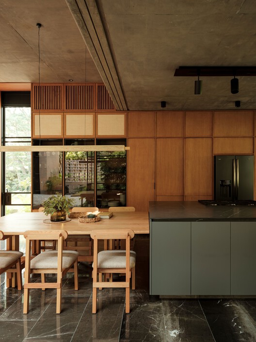 Akina House / Di Frenna Arquitectos Akina House / Di Frenna Arquitectos - Interior Photography, Kitchen, Wood, Table, Lighting, Chair, Countertop